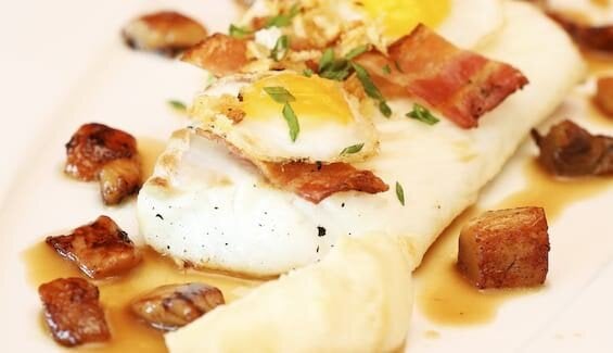 Gebackener Skrei mit Wachtelei, Speck und Zitronen-Zwiebel-Creme