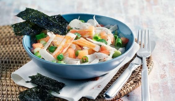 Salat von Taschenkrebsen mit frittierten Algen