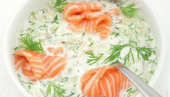 Kalte Gurkensuppe mit Ricotta, norwegischem Räucherlachs und Grissini