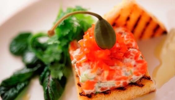 Tatar von der geräucherten Fjordforelle