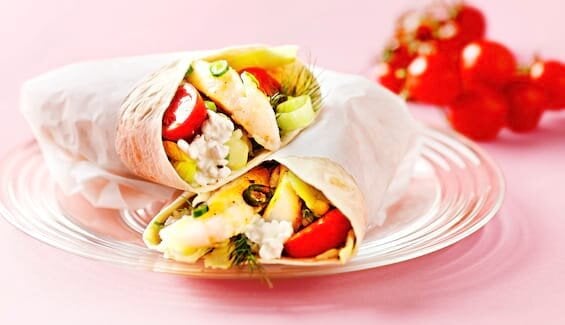 Gebratener Kabeljau in einer Marinade aus Chili und Knoblauch, gerollt in einem Tortilla