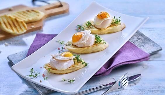 Jakobsmuschel-Wachtelspiegelei-Crostini