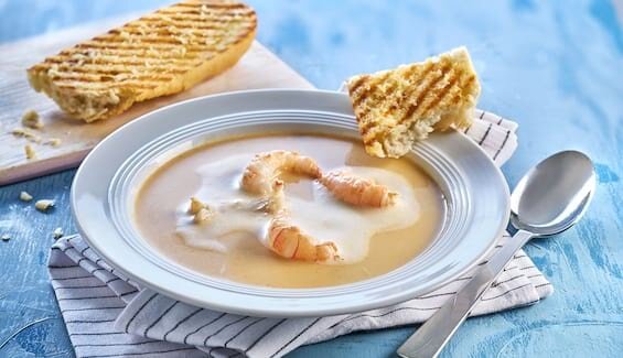 Suppe von Kaisergranat mit Knoblauchbaguette