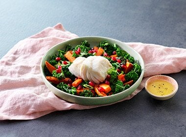 Pochierter Skrei auf einem Süßkartoffel-Kale-Bett