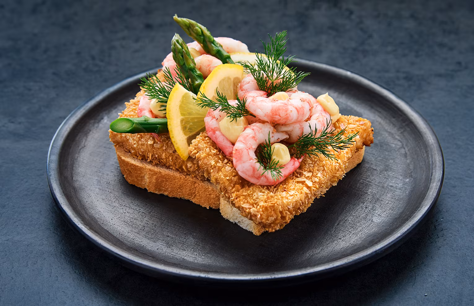 Kabeljaufilet mit Garnelen auf Weißbrot