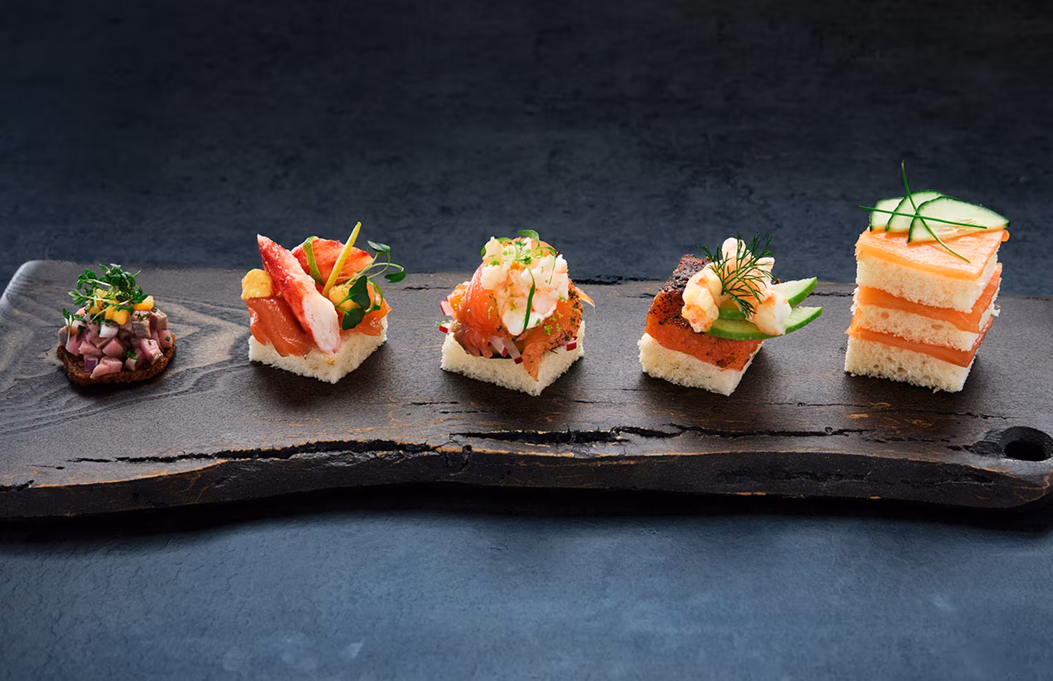 Fünf Canapés mit Lachs, Matjes und Krabbe