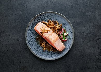 Norwegischer Lachs mit Butter-Ponzu und Pilzen