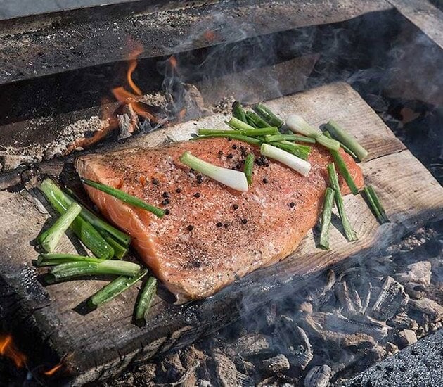 Ursprünglich Lachs grillen auf Holzplanken